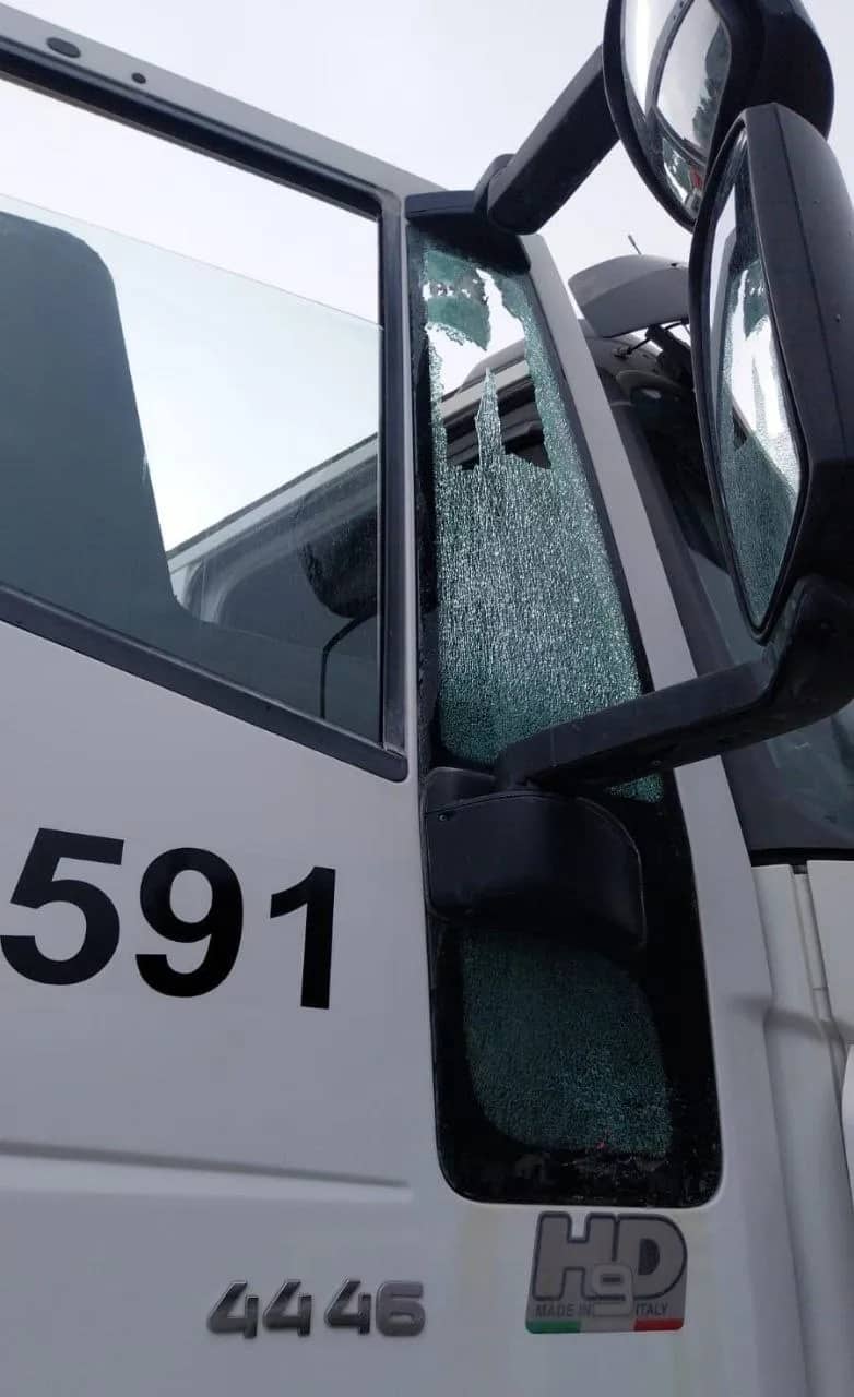 Ilustrasi berita Mimika: Kapolres Mimika Benarkan Konvoi Bus Karyawan PTFI Ditembaki di Mile 60, Dua Bus dan Satu Mobil Kargo Terkena Tembakan