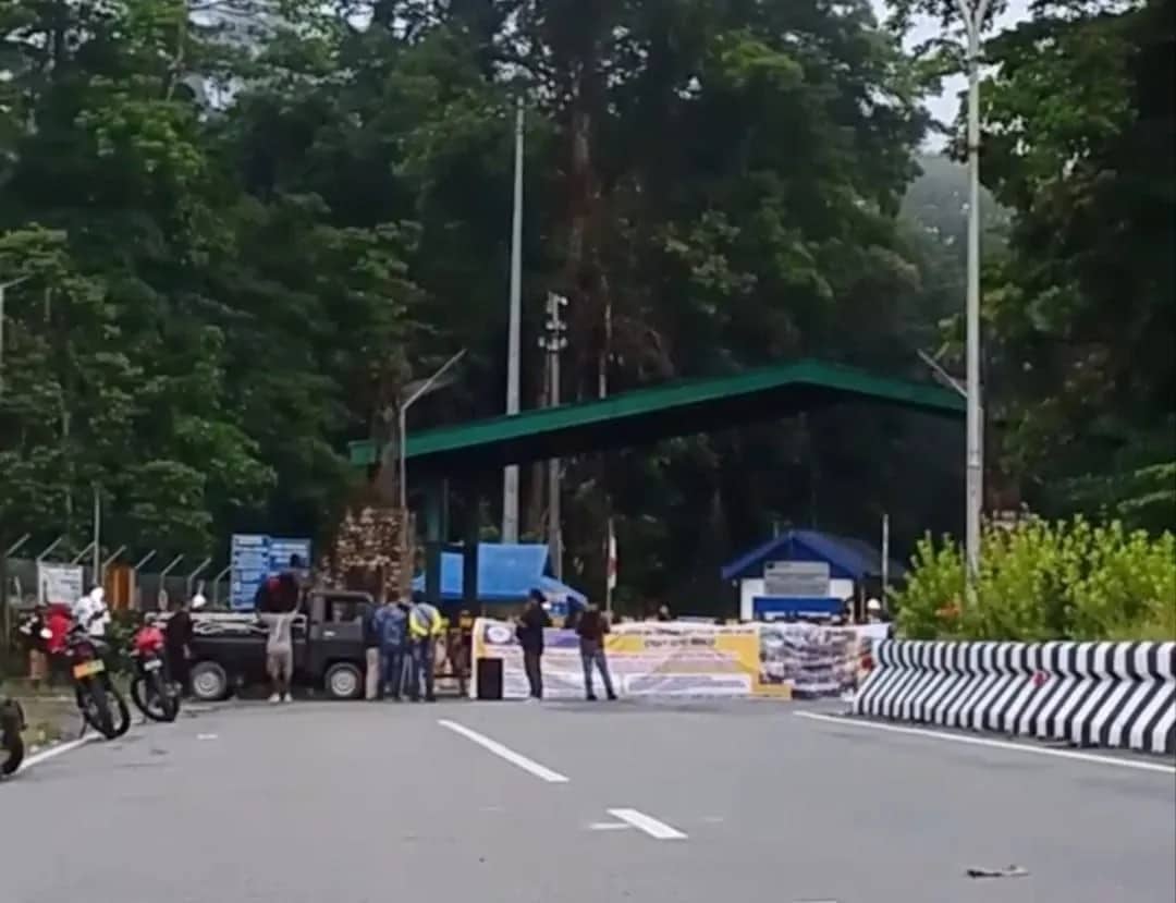 Ilustrasi berita Mimika: Breakingnews : Check Point Kuala Kencana Dipalang, Karyawan dan Anak Sekolah Terjebak  Antrean Kendaraan