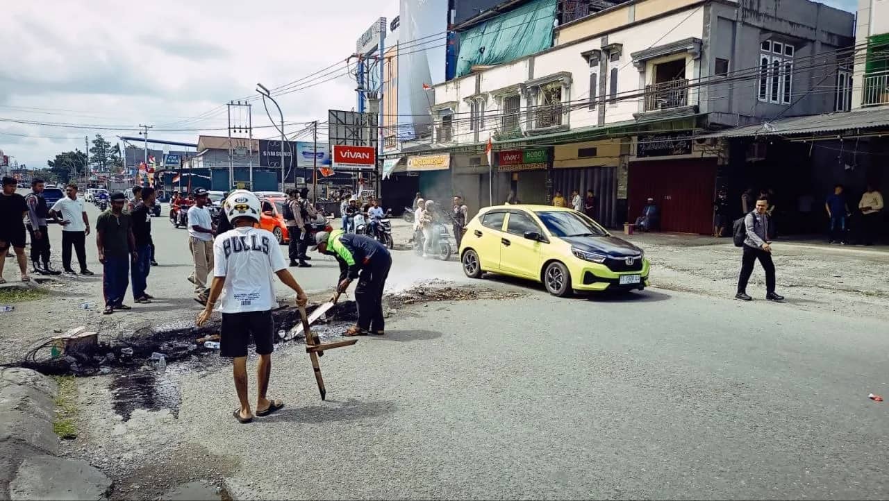 Ilustrasi berita Mimika: Serahkan Kasus Pembunuhan di Kilo 10 kepada Polisi, Massa Buka Palang Jalan Budi Utomo Timika
