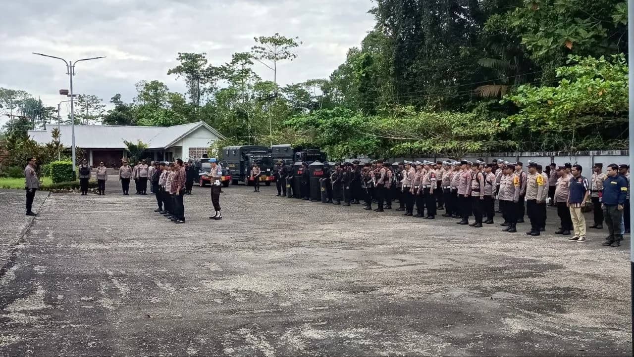 Ilustrasi berita Mimika: Dua Aksi Demo Digelar Bersamaan di DPRK Mimika, Polres Siagakan 150 Personel dan 2 Pleton Brimob