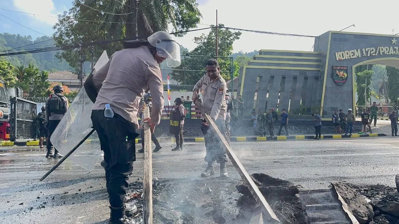 Ilustrasi berita JAYAPURA: Pengibaran Bendera Bintang Kejora di Kampus USTJ Berujung Ricu, Polisi Halau Pakai Gas Air Mata