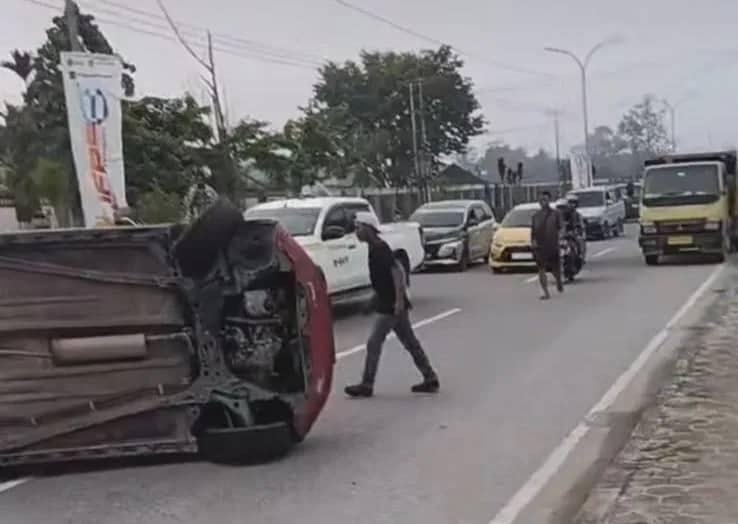 Ilustrasi berita Mimika: Tabrak Pembatas Jalan, Mobil Minibus Terbalik di Depan Pondok Amor SP 3 Timika