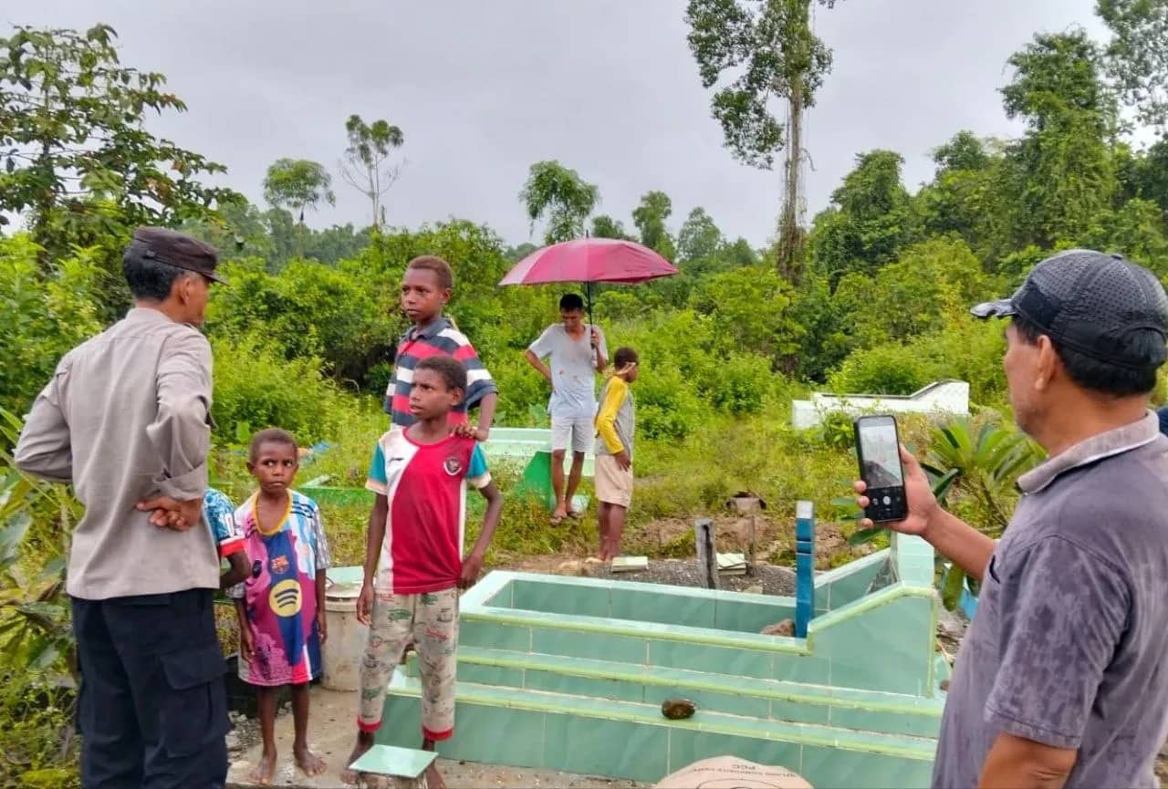 Ilustrasi berita Mimika: Sepuluh Makam di TPU Muslim Kaugapu Mimika Dibongkar, Diduga Pelaku Hendak Ambil Barang ini dari Dalam Kuburan