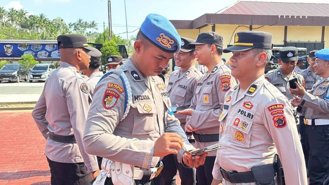 Ilustrasi berita Hukum: Cegah Judi Online, Polda Papua Razia Handphone Personel