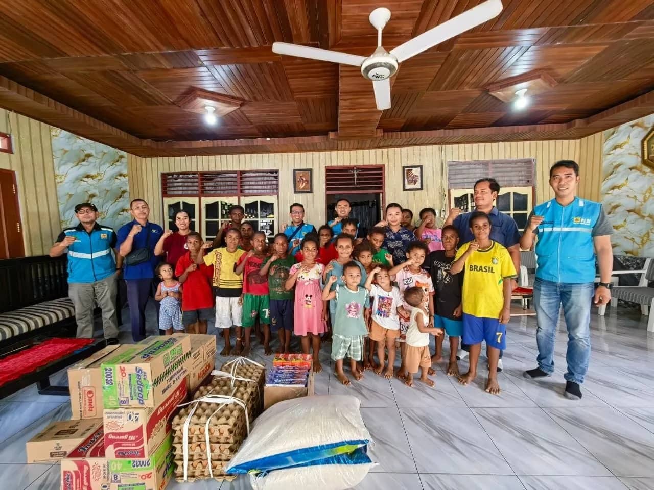 Ilustrasi berita Ekonomi: Wujud Kepedulian kepada Sesama, PLN Salurkan Bantuan Sembako ke Dua Panti Asuhan di Sorong