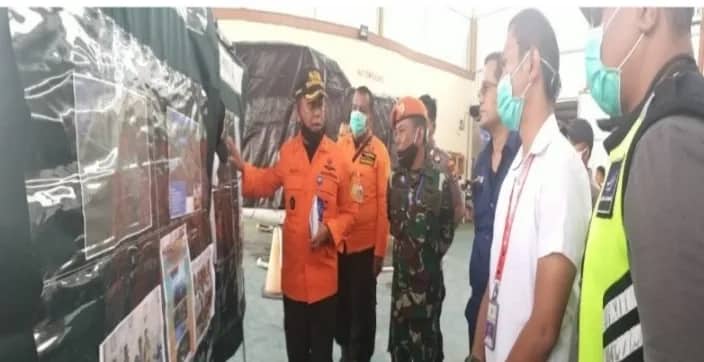 Ilustrasi berita pinpost: Terlihat Dua Crew Melambaikan Tangan dari Lokasi Helicopter NUH yang Mendarat di Tengah Hutan
