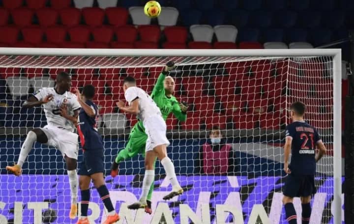 Ilustrasi berita Olahraga: PSG Kian Kokoh di Pucak Klasemen Liga Prancis