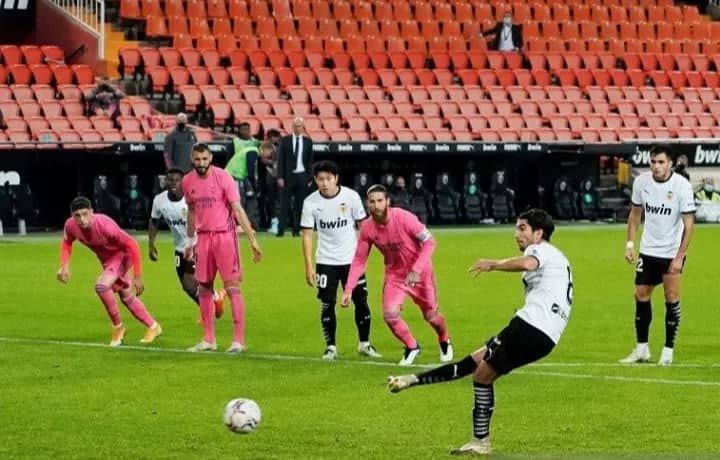 Ilustrasi berita Olahraga: Tiga Pinalti dan 1 Gol Bunuh Diri Bikin Real Madrid Hancur di Kandang Valencia