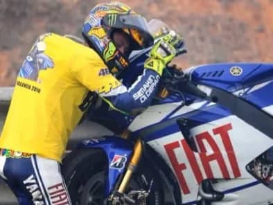 Ilustrasi berita Olahraga: Valentino Rossi Akhiri Karir di Yamaha, Perpisahan yang Penuh Emosional