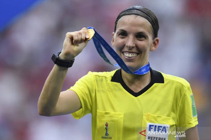 Ilustrasi berita Olahraga: Frappart Jadi Wasit Wanita Pertama di Pertandingan Liga Champions
