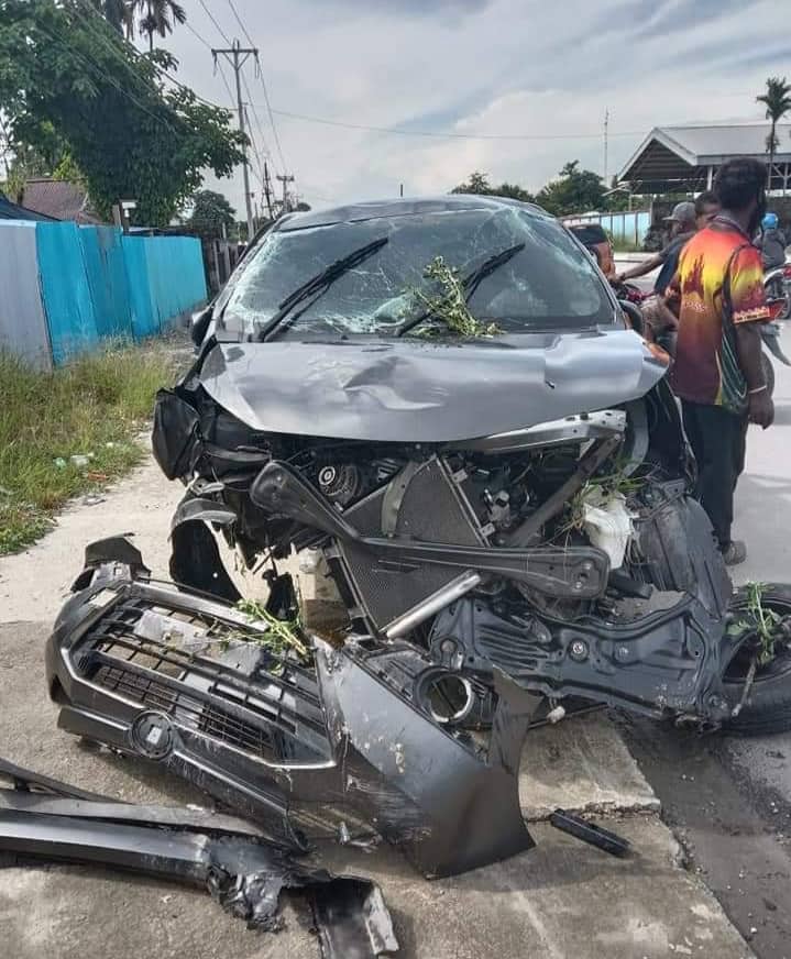 Ilustrasi berita Mimika: Mobil Sigra Remuk Tabrak Marka Jalan di Depan Perumahan DPRD Mimika