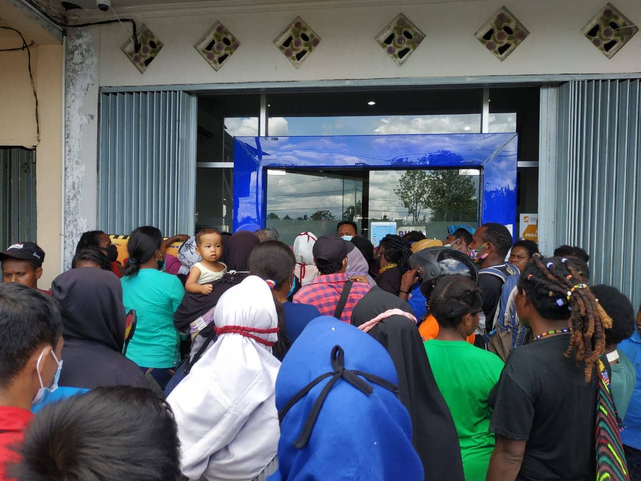 Ilustrasi berita Mimika: Warga Ramai-ramai Menyerbu Kantor Bank BRI Karang Senang SP3, Ada Apa?