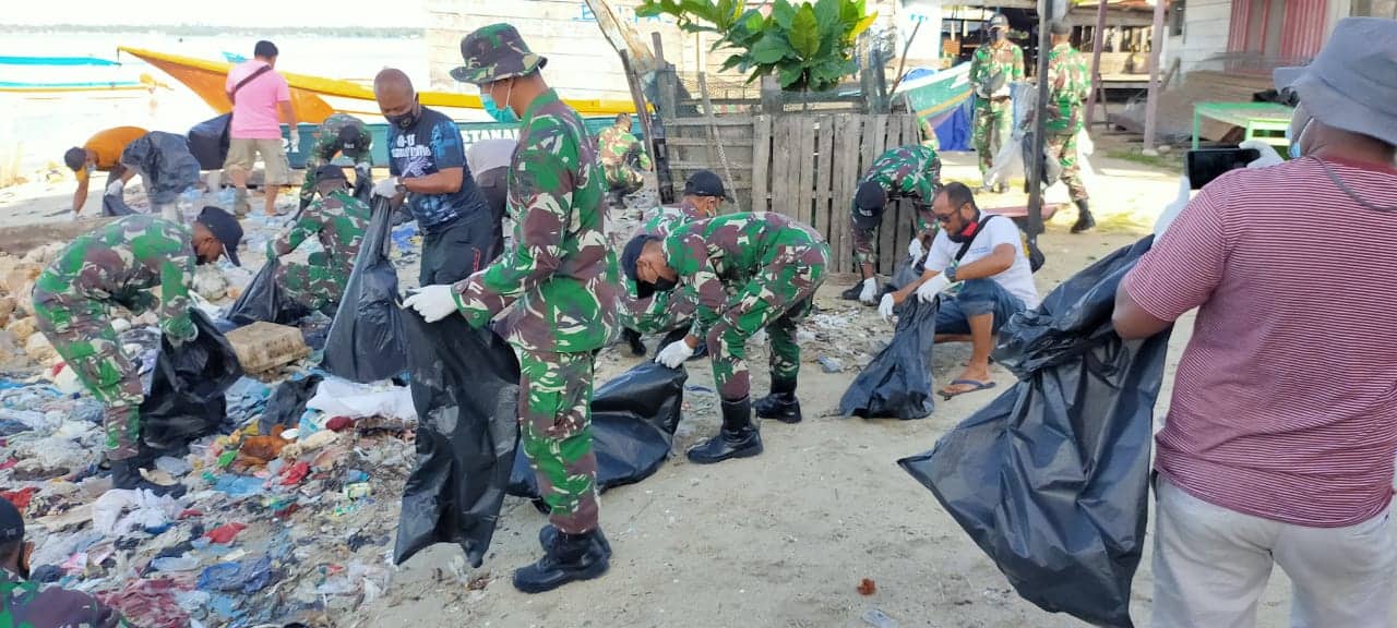 Ilustrasi berita Papua: Peringati Hari Pers dan HSN, PWI Kaimana Gandeng TNI dan POLRI Bersihkan Pantai Kampung Seram
