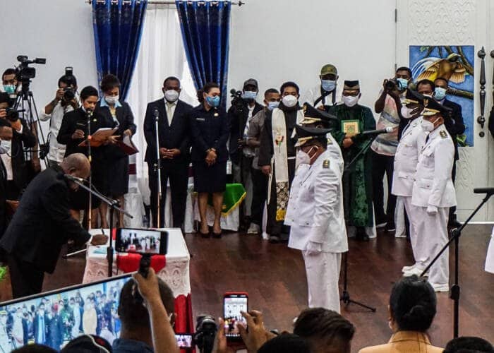 Ilustrasi berita Papua: Gubernur Papua Lantik 4 Bupati di Jayapura, Klemen Tinal: Kalian Penguasa di Daerah, Harus Jadi ‘Lilin’ Bagi Masyarakat