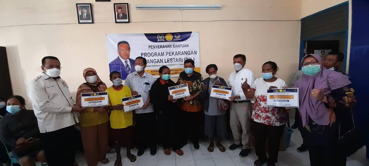 Ilustrasi berita Papua: Sulaeman Hamzah Serahkan Bantuan Dana ke Ibu Rumah Tangga dalam Program P2L
