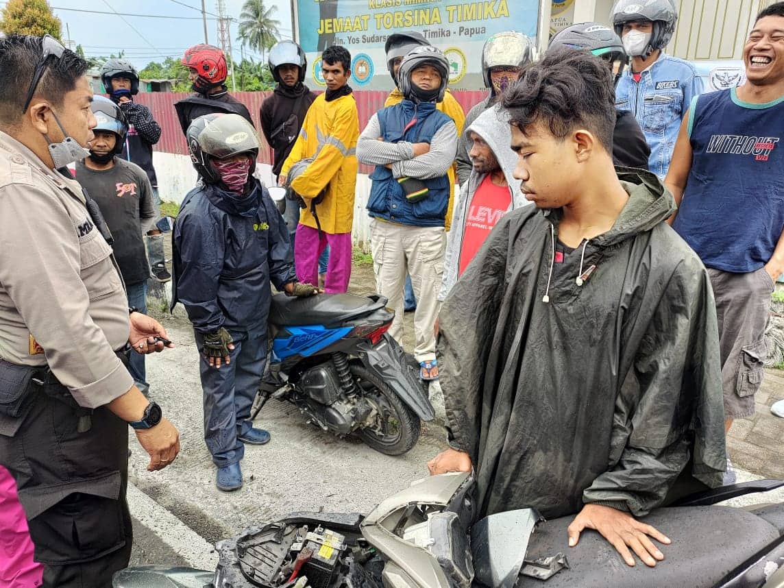Ilustrasi berita Mimika: Flash News : Tabrakan Depan Gereja Torsina, Casis Mio GT Patah, Dua Pengendara Diamankan Polisi