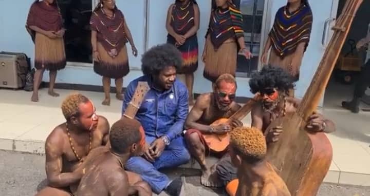 Ilustrasi berita Papua: Bantah Pemberitaan media, Ketua DPRD Tolikara Ngaku Tidak Kenal Pelaku Penjual Senjata Api ke KKB