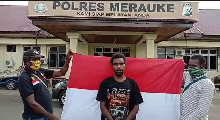 Ilustrasi berita Papua: Pelaku Penghinaan TNI-Polri di Medsos Akhirnya Minta Maaf di Depan Bendera Merah Putih
