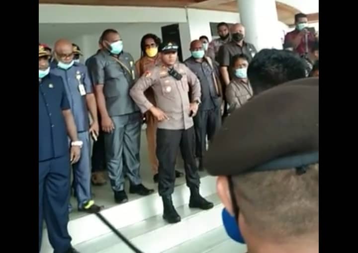 Ilustrasi berita Mimika: Miris !!! Aksi "Marah-marah" Kabagops Polres Mimika kepada Mahasiswa Saat Demo di DPRD Mimika Jadi Konsumsi Warganet