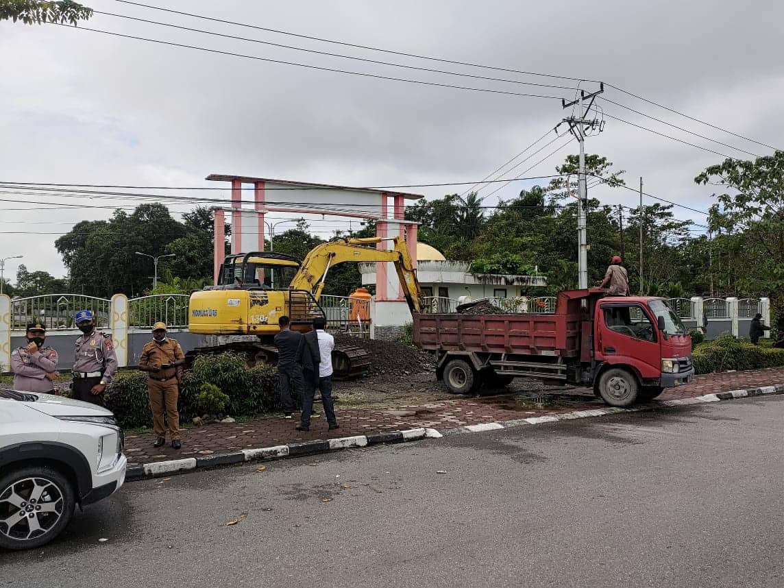 Ilustrasi berita Mimika: Mantan DPRD Lama ke Kantor Polres Mimika, ASN Terpaksa Pulang, Excavator Evakuasi Sirtu dari Pintu Gerbang