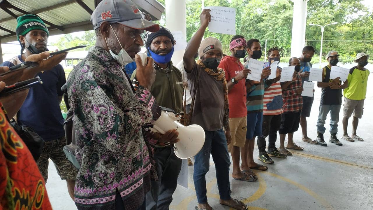 Ilustrasi berita Mimika: 20 Orang Warga Ngaku Perwakilan 7 Suku di Mimika Demo Tolak Vaksinasi, Klaim Corona Sudah Habis