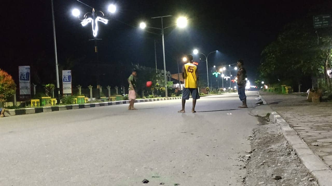 Ilustrasi berita Mimika: PPKM Hari Kedua di Kota Timika, Ruas Jalan Berubah Jadi Lapangan Bola