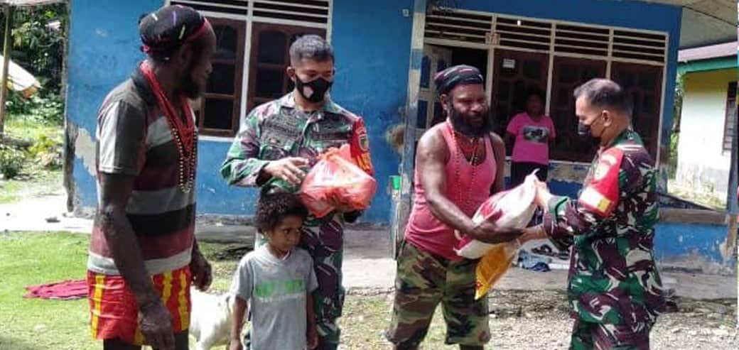 Ilustrasi berita Mimika: Danramil Timika Bagi Sembako di Distrik Kwamki Narama, Berharap Ada Kepedulian Antar Sesama Dimasa Pandemi