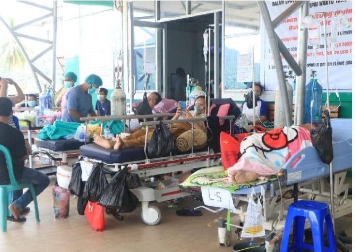Ilustrasi berita pinpost: Rumah sakit di Jayapura Penuh, Pasien Dibaringkan di Tenda, Mulai Krisis Tabung Oksigen