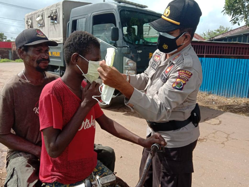 Ilustrasi berita Papua: Petugas Gabungan Giat Kampanyekan PPKM Mikro, Warga Merauke Wajib Pakai Masker di Luar Rumah