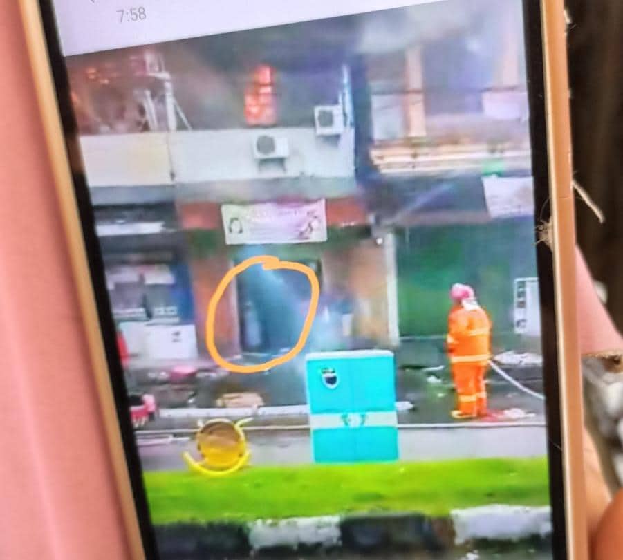 Ilustrasi berita Mimika: Serem !!! Ada Sosok Misterius Berjubah Putih Muncul di Pertokoan Timika yang Terbakar, Tempat itu Selamat