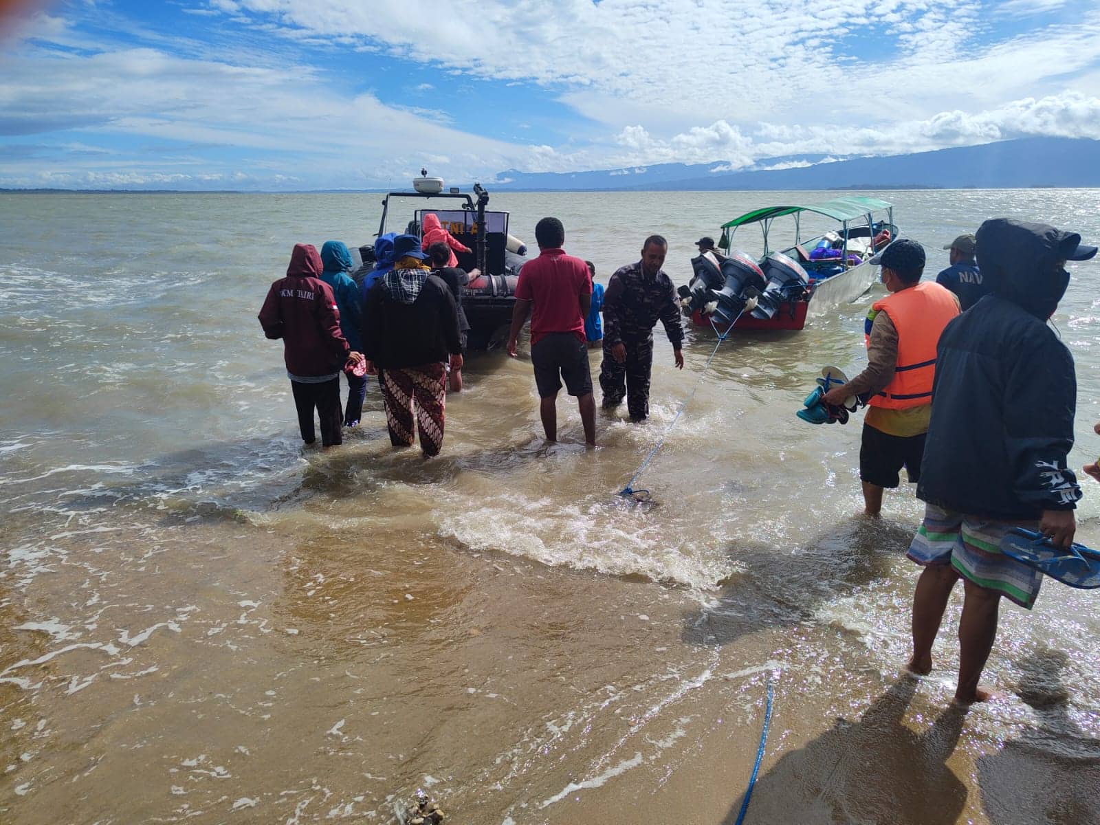 Ilustrasi berita Mimika: Longboat Bocor yang Ditumpangi 14 Warga Ditemukan Terdampar di Daratan, SAR Timika Rilis Identintas Para Korban