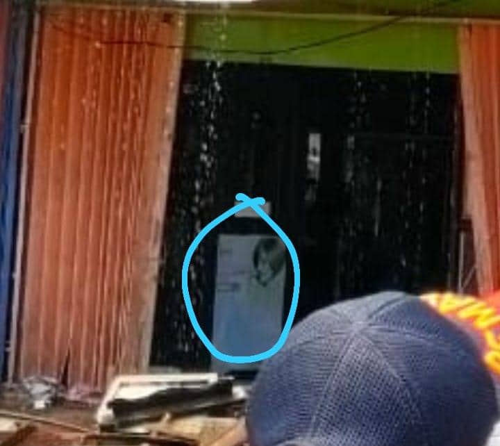 Ilustrasi berita Mimika: Sosok Misterius Berjubah Putih di Salon Rissa Ternyata X Banner, Netizen Tunjuk Gambar Asli