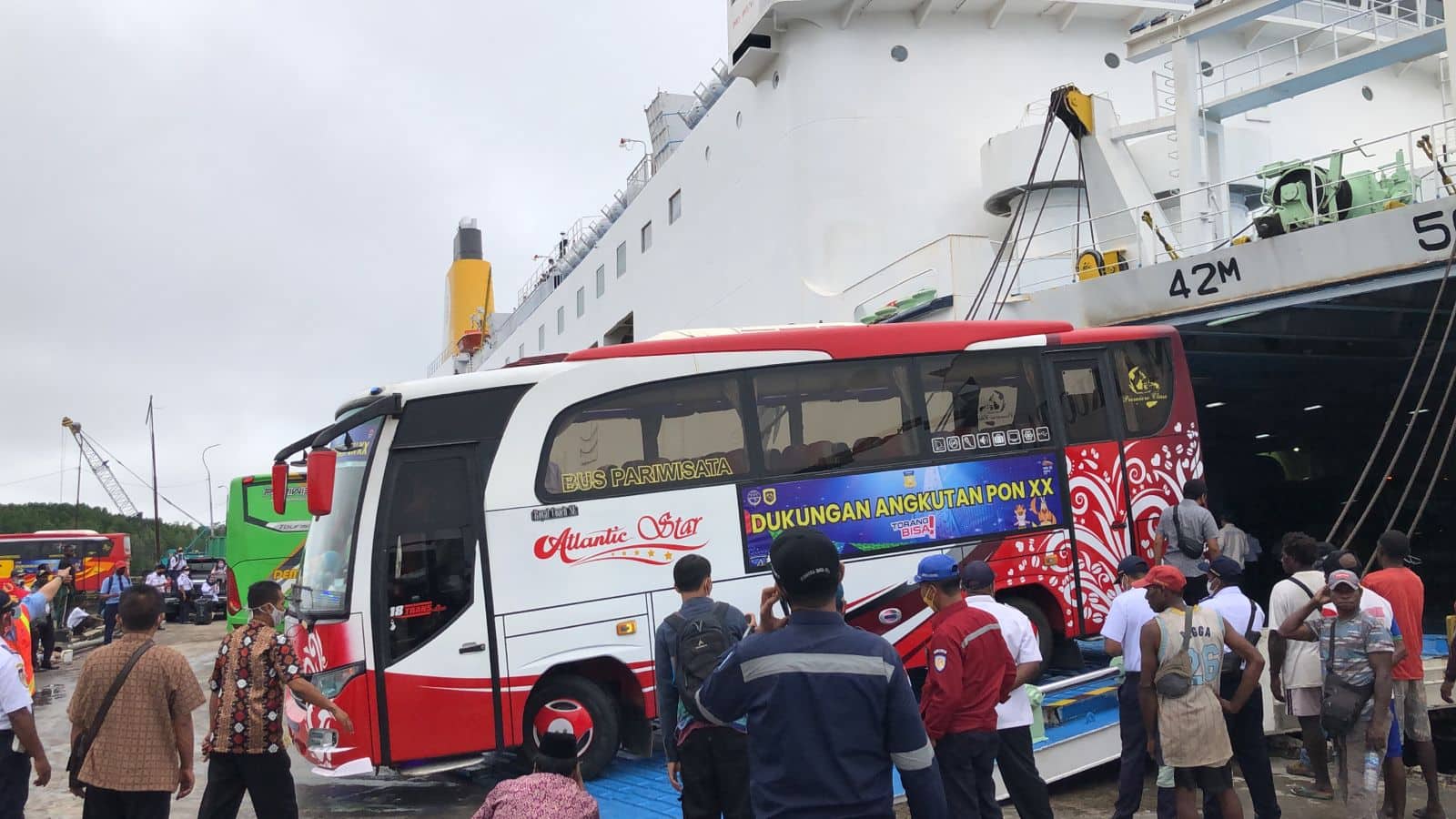 Ilustrasi berita Mimika: Kapal Pengangkut 67 Bus untuk Kluster Tiba di Pomako, Sekum: Siang Ini Menpora Kunjungi Sekretariat PON Mimika