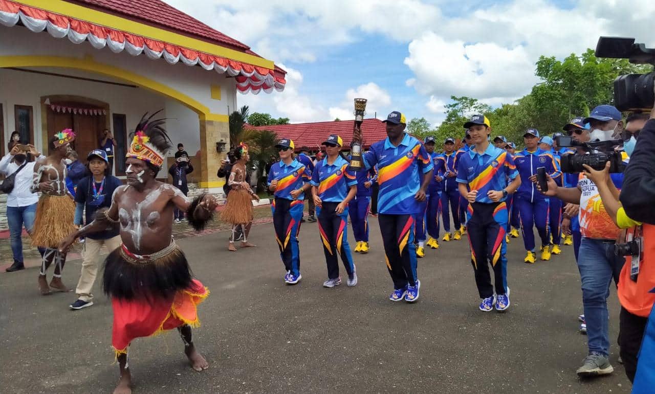 Ilustrasi berita GEBYAR PON PAPUA: Tiba di Pendopo Bupati Mimika, Kirab Api PON XX Papua Disambut Tari Ipuya