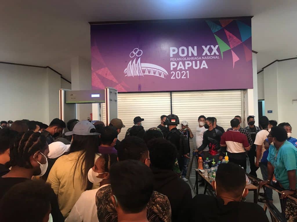Ilustrasi berita Papua: Punya Tiket, Ratusan Penonton Kecewa Tidak Saksikan Pertandingan Futsal, Awak Media Terpaksa Pontang-panting