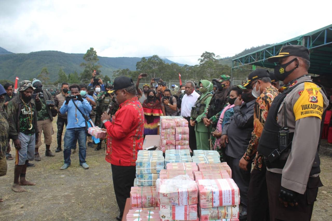 Ilustrasi berita Papua: Diberi Bantuan 12 Miliar, Konflik Perang Suku Pergantian Kepala Kampung Wilayah II Berakhir Damai