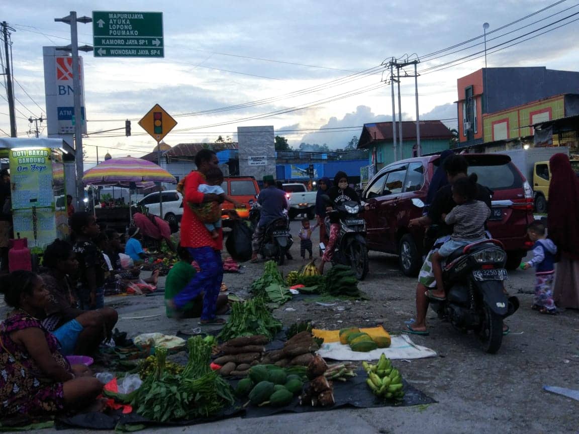 Ilustrasi berita Mimika: Pedagang Pasar Minggu Padati Badan Jalan, Lurah Kamoro Jaya: Rencananya Dialihkan ke SP 4