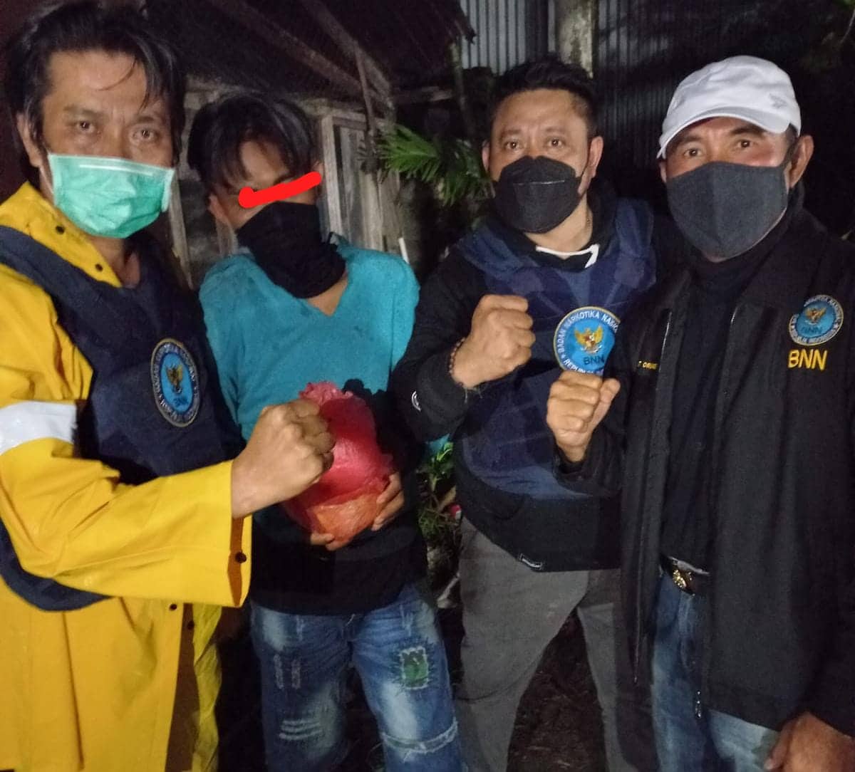 Ilustrasi berita Mimika: Sabtu Malam, Geledah Hingga di Kandang Ayam, BNN Timika Tangkap Pemilik 123 Bungkus Paket Shabu