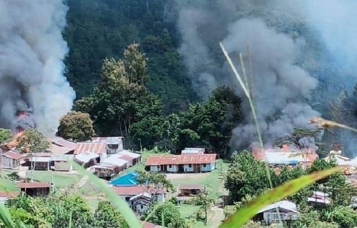 Ilustrasi berita Papua: Anggota Yonif Terkena Tembakan, Teroris KKB Bakar Fasilitas Umum dan Bank Papua di Pegunungan Bintang