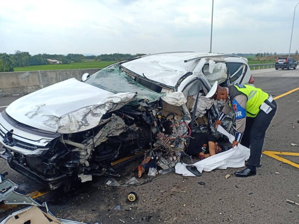 Ilustrasi berita Nasional: Mobil Hancur, Vanessa Angel dan Suami Tewas