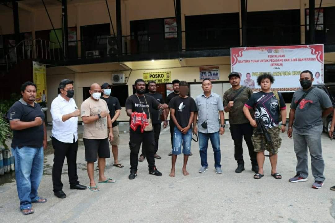 Ilustrasi berita Papua: Curi Revolver Milik Polisi, Pemuda Asal Yapen Diciduk Tim Gabungan Saat Hendak Tukar Senjata Dengan Ganja