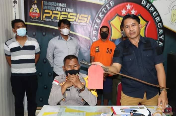Ilustrasi berita Papua: Ditegur dan Ditempeleng Saat Hendak Beli Rokok, Seorang Pemuda Parangi Temannya Hingga Luka Parah