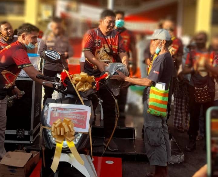 Ilustrasi berita Mimika: Ibarat Ketiban Durian Runtuh, Seorang Warga Belakang Kantor Pos Timika Mendapat Sepeda Motor Gratis