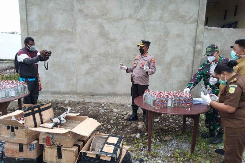 Ilustrasi berita Papua: Polres Jayawijaya Musnahkan 648 Botol Minuman Keras Selundupan
