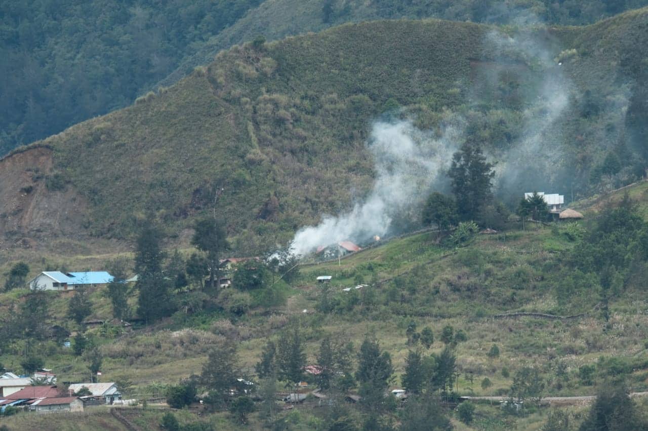 Ilustrasi berita Papua: Gerombolan KST Kembali Berulah, Bakar Honai Milik Masyarakat di Gome Puncak