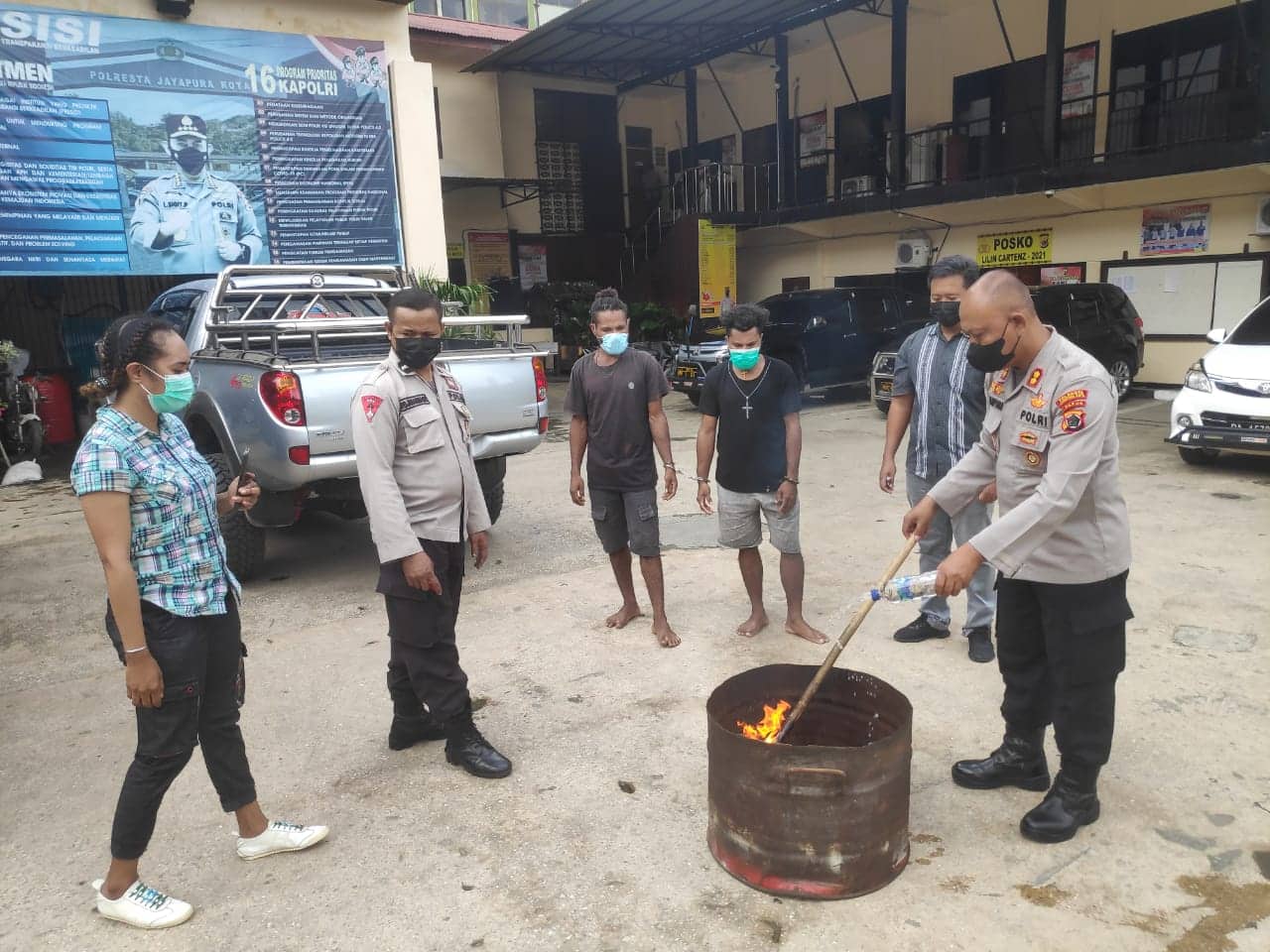 Ilustrasi berita Papua: Polisi Musnahkan 2,3 Kilogram Ganja Hasil Sitaan dari Empat Tersangka Penyalahgunaan Narkoba