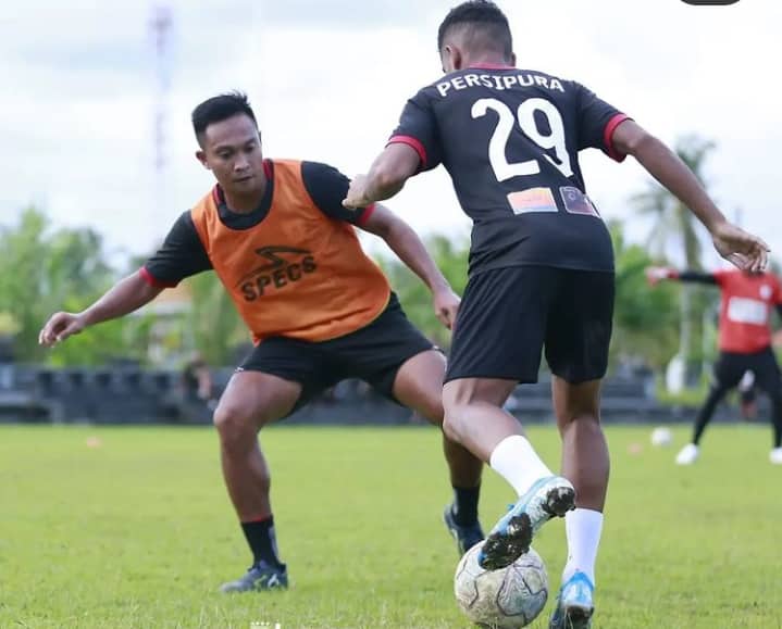 Ilustrasi berita Mimika: Prediksi Liga 1: Persipura vs Persib, Misi Mutiara Hitam Lepas dari Zona Degradasi