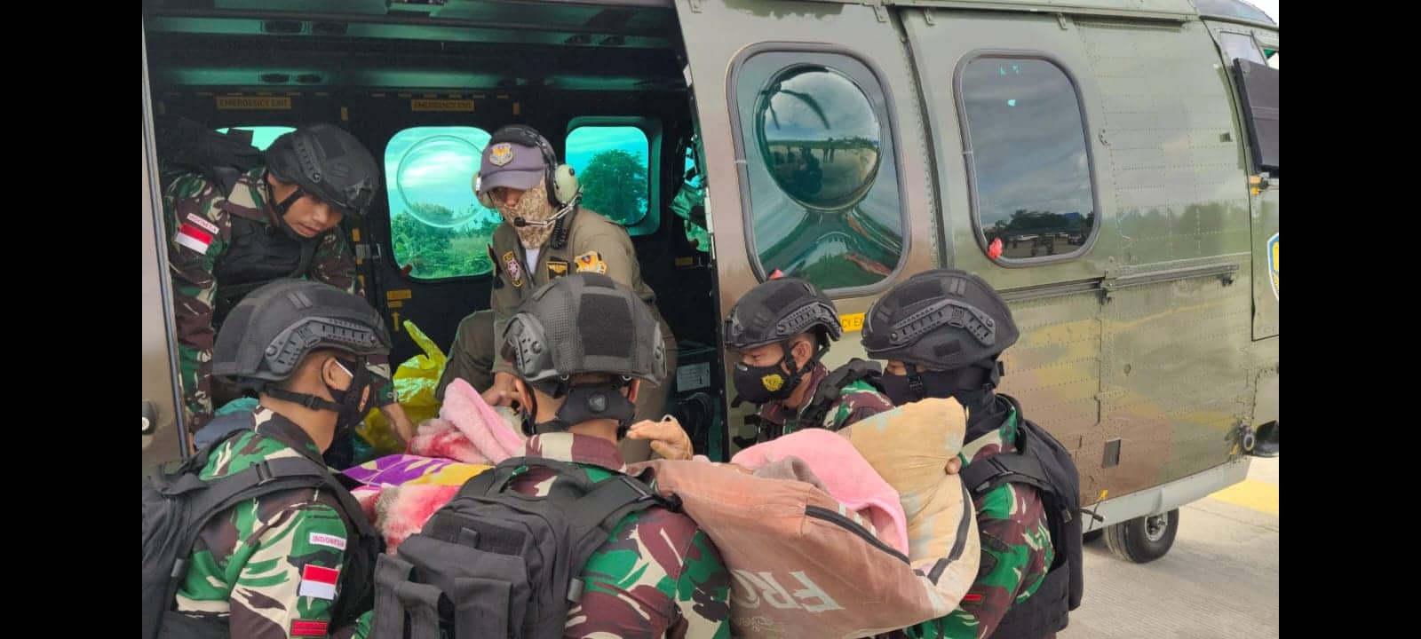 Ilustrasi berita Nasional: Pagi Ini, Satu Prajurit TNI serta Seorang Warga Sipil yang Ditembak KST di Puncak Berhasil Tiba di Timika