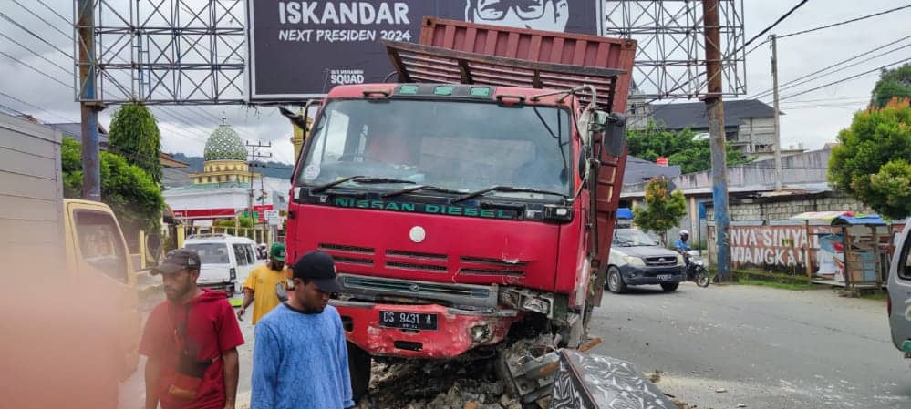 Ilustrasi berita Nasional: Rem Blong, Truk Kontainer Muat 5 Ton Sabun Tabrak Pembatas Jalan
