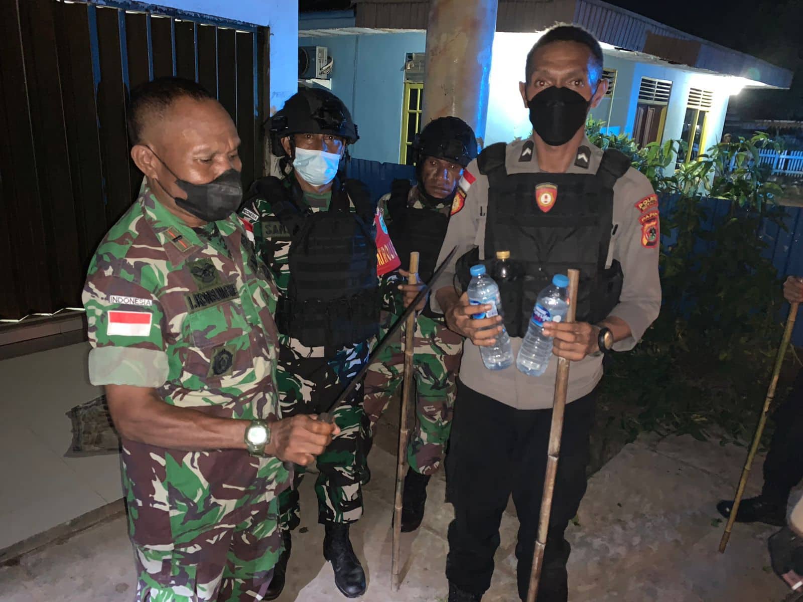 Ilustrasi berita Papua: Personel Gabungan TNI-Polri di Merauke Amankan Puluhan Botol Miras Lokal dan Senjata Tajam